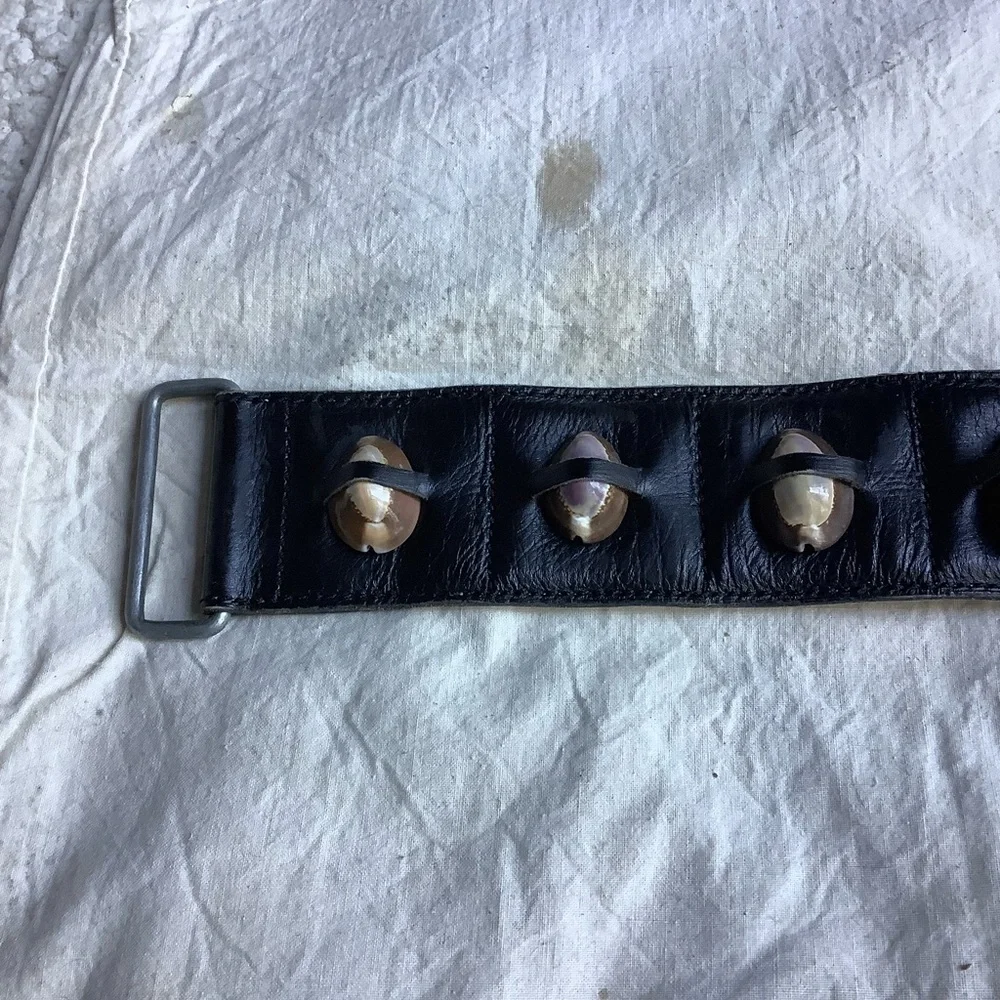 1990 AZZEDINE ALAIA Black Leather Runway Belt With Shells - Picture 2 of 5